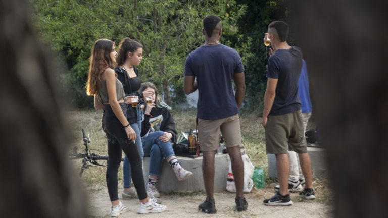 Disuelven un 'botellón' de unos 50 jóvenes en Tarragona