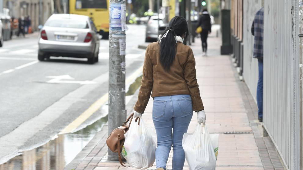 EuropaPress_2732930_mujer_realiza_compra_periodo_confinamiento_decretado_gobierno_espana_debido_20200323170059-396-kDCB-U488298973003G-992x558@LaVanguardia-Web
