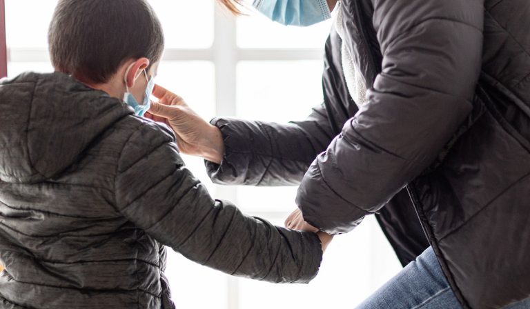 Educación estudia una baja para padres con hijos en cuarentena