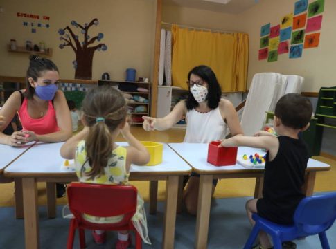 EuropaPress_3215190_dos_docentes_imparten_clases_varios_alumnos_escuela_infantil_tren_fresa_dia_NoticiaAmpliada