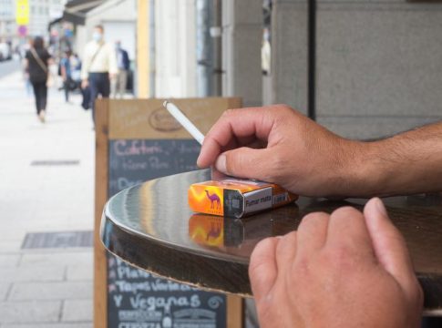 EuropaPress_3272848_persona_fuma_terraza_primer_dia_prohibicion_realizarlo_via_publica_galicia_si_no_20200813175021-067-k7FB-U482806293570zAF-992x558@LaVanguardia-Web