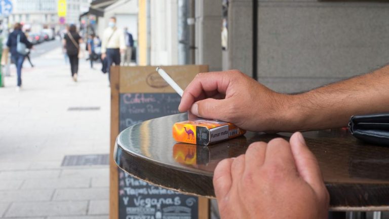 Entregan casi 100.000 firmas para prohibir el humo en las terrazas de hostelería