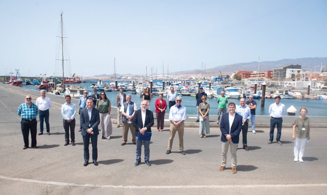 Foto de grupo a pie del muelle de Taliarte.