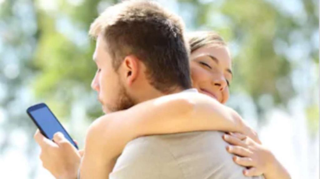 Así pillas a una pareja infiel en redes sociales