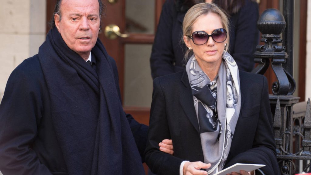 La titopausia o porque los cincuentones hacen el ridiculo: El caso Enrique Ponce y Ana Soria