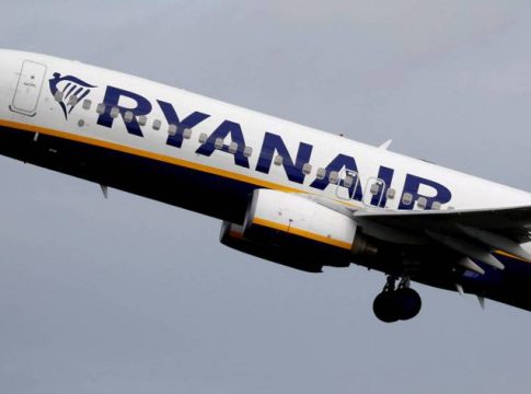 Ryanair mantendrá el empleo de sus pilotos con una rebaja salarial del 20% piloto