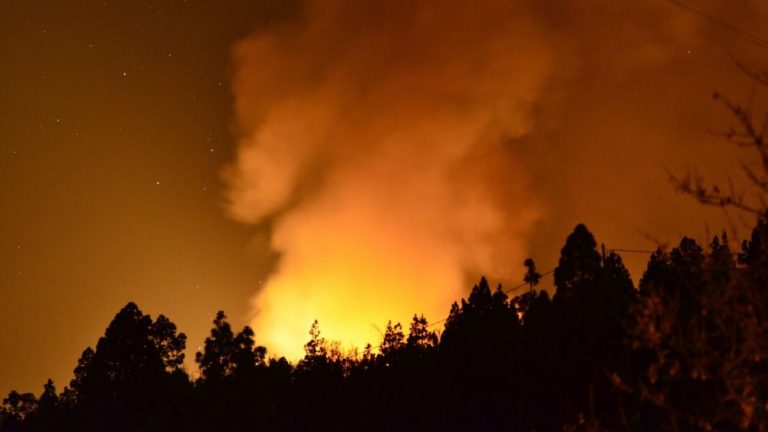 Siguen las tareas de extinción del incendio ya estabilizado en La Gomera