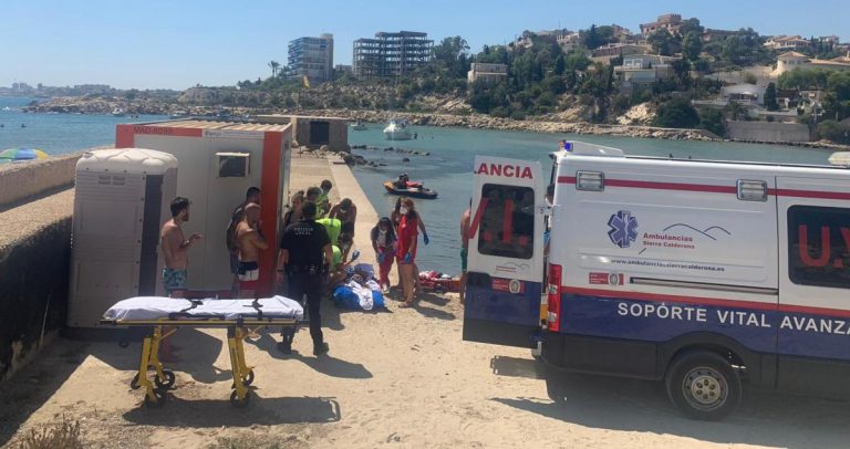 Un barco a la deriva hiere a una mujer y han de evacuar una playa en Alicante