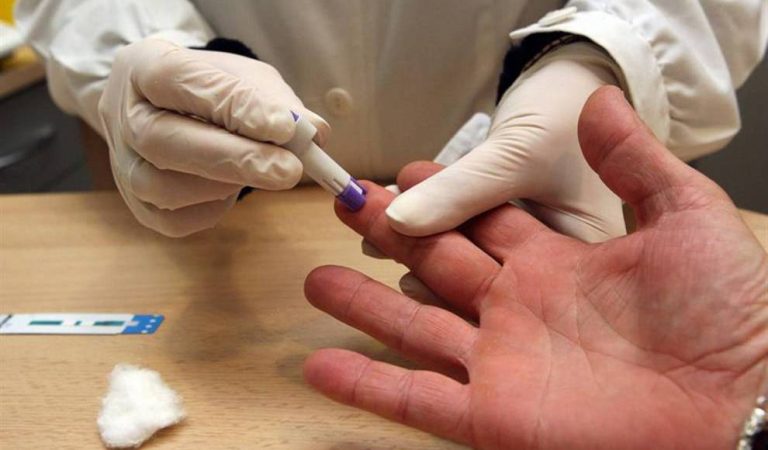 Descubren por qué algunos pacientes de VIH controlan el virus sin medicación