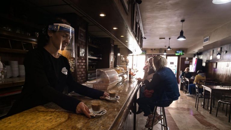 Así te clavan en los bares