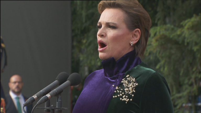 Ainhoa Arteta rinde homenaje a Juan Sebastián de Elcano