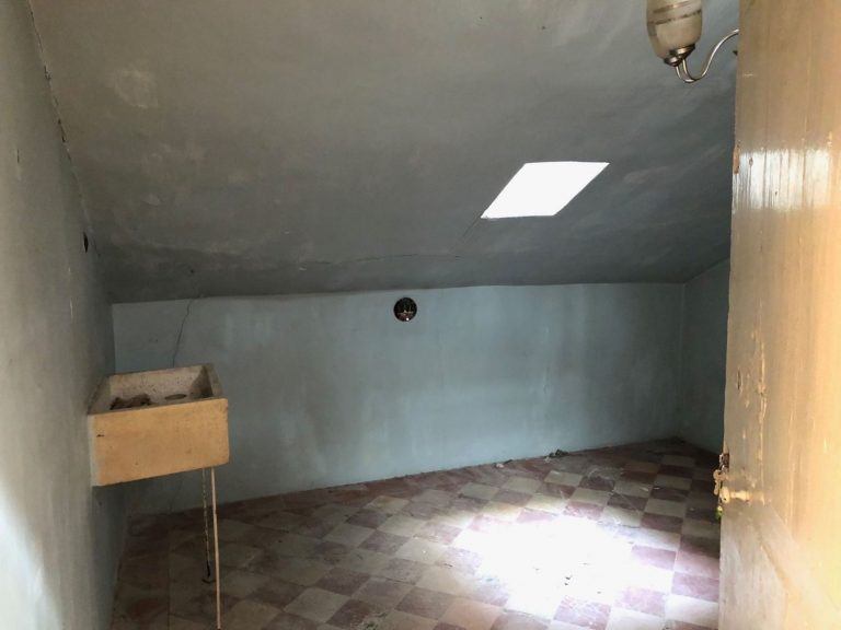 Un zulo en Madrid, un piso con baño-cocina... Los 'chollos' de alquileres en España