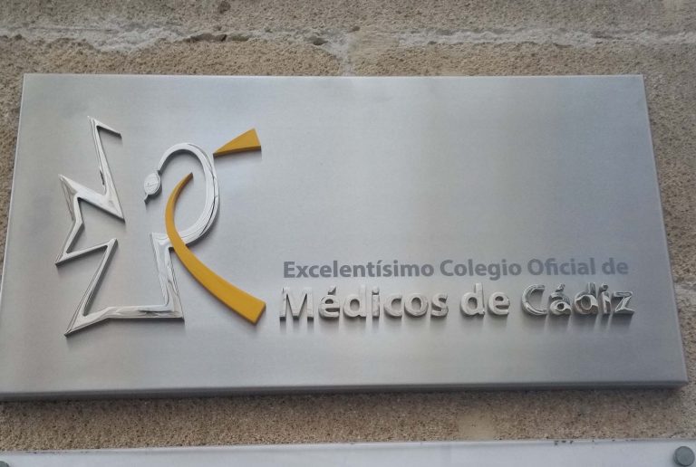 Colegio de Médicos de Cádiz avisa que expedientará a los facultativos que secunden el negacionismo