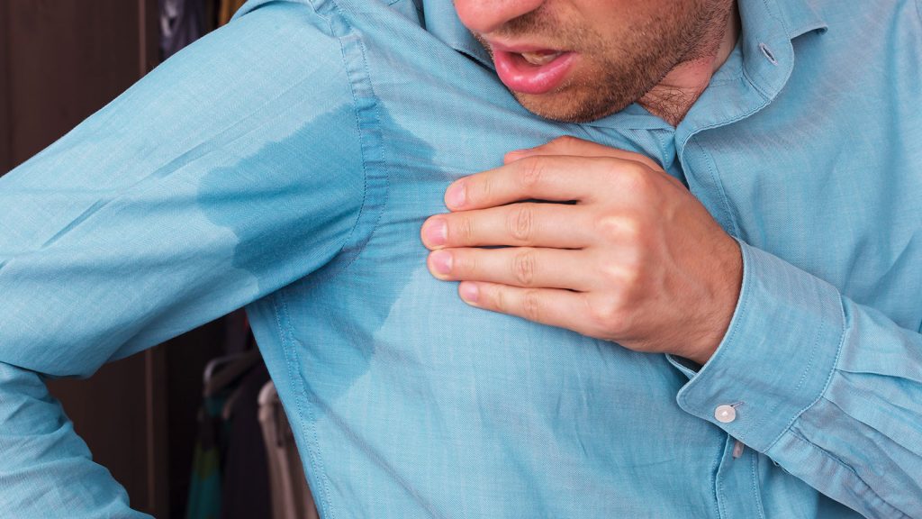 Si ahora apestas más (a pesar del desodorante), tu cuerpo está dando un aviso