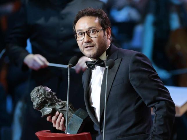 el actor recogiendo un premio