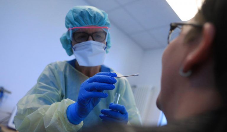 Andalucía registra 592 casos por PCR y cinco muertes en 24 horas