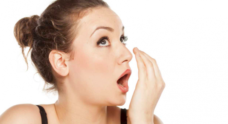Si cuando abres la boca todos se desmayan, deberías conocer las causas del mal aliento