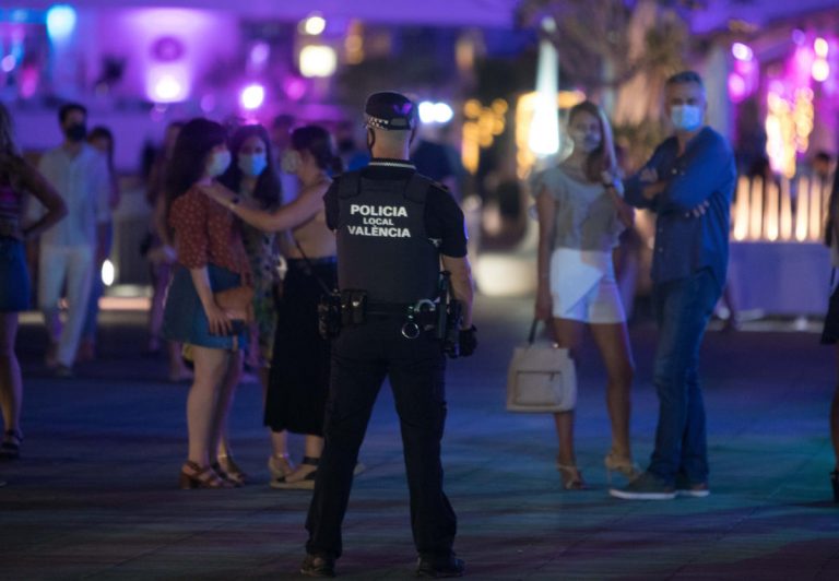 El cierre de discotecas y la prohibición de fumar entrarán en vigor en la Comunidad Valenciana el martes