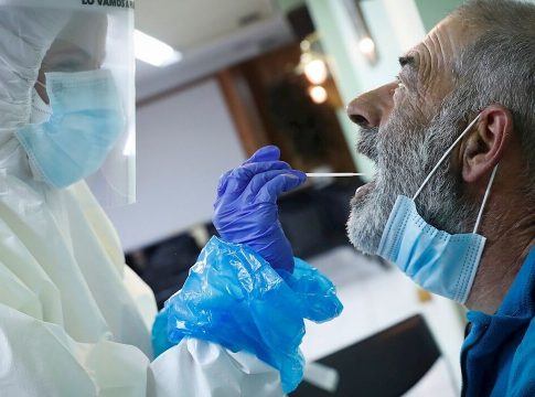 enfermera-realiza-test-deteccion-coronavirus_1362773789_15097662_1280x720