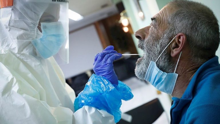 Canarias suma dos fallecidos este jueves y los casos activos se elevan a 3.124