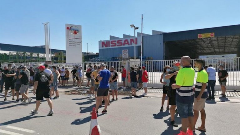 Los trabajadores en huelga de Acciona vuelven a concentrarse frente a la planta de Nissan