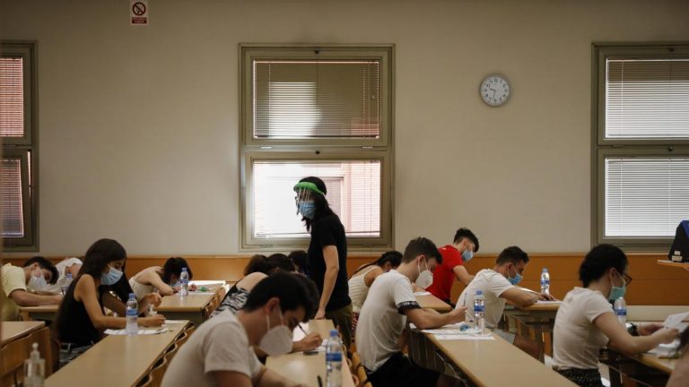 Feijóo no contempla aplazar el inicio del curso y defiende las ratios frente a las críticas de la oposición