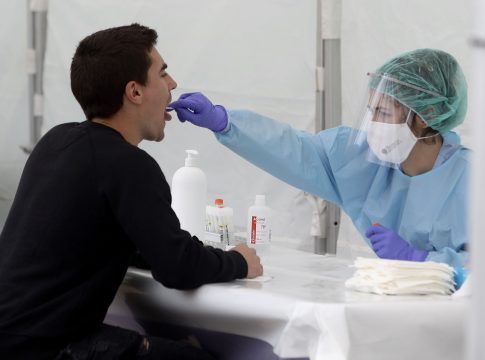 europapress-3222586-sanitaria-le-realiza-frotis-bucal-vecino-ordizia-carpas-instaladas-parque