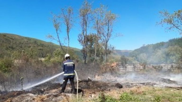 Bomberos extinguieron incendio en las faldas del Montgó de Xàbia y controlan un segundo fuego
