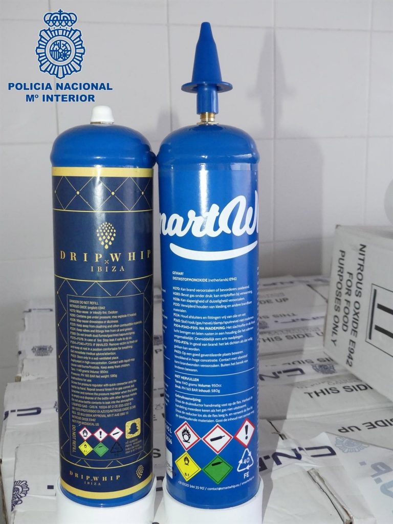 Detenido en Torremolinos un joven con 21 litros del 'gas de la risa'