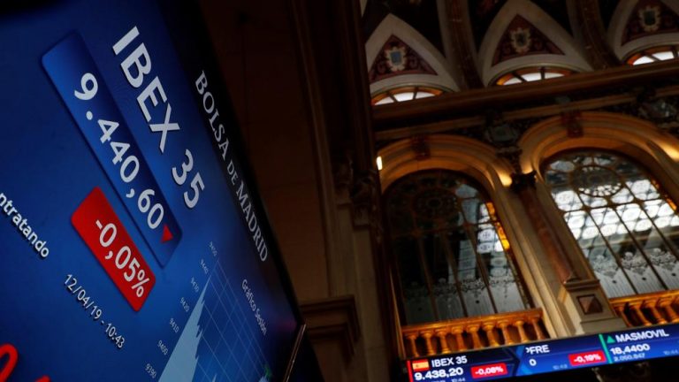 Ibex 35 retrocede un 2,4% en la semana y pierde los 7.000 puntos