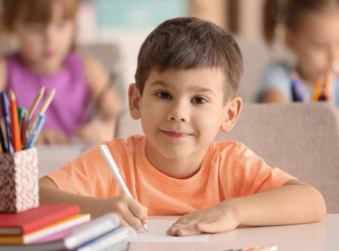 ideas-para-que-los-ninos-se-comporten-igual-de-bien-en-el-escuela-y-en-casa-1200x900