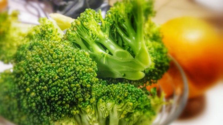 Consumir brócoli afianza el moreno, dice un estudio