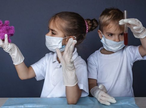 la-resistencia-de-los-ninos-ante-el-coronavirus-podria-explicarse-por-experiencias-previas-o-por-su-fortaleza-inmunitaria-entre-otras-teorias_10c78586_1280x720