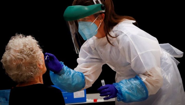 La comunidad de Madrid cerró en su primer día con 424 pruebas PCR aleatorias aplicadas a vecinos de entre los 15 y 49 años