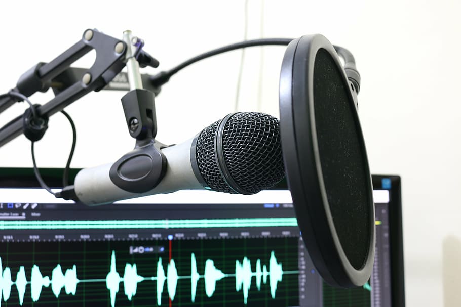 Qué es un podcast 4 microphone podcast pop filter music