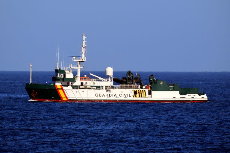 La Guardia Civil encuentra 15 cuerpos sin vida en un cayuco cerca de Gran Canaria