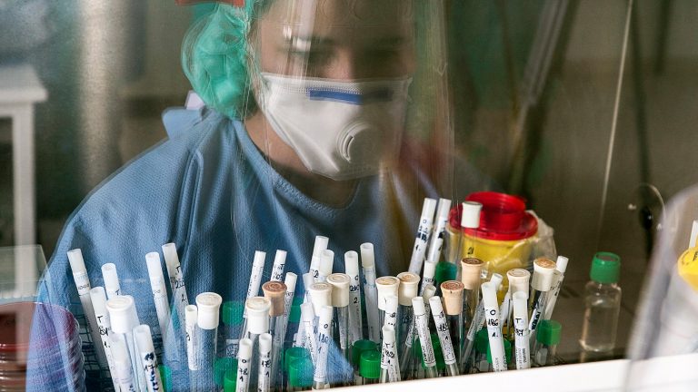 Sanidad notifica 8.866 nuevos casos de Covid-19, 4.410 en las últimas 24 horas