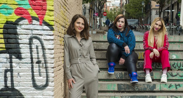 Por qué la serie 'Por H o por B' es perfecta para este verano