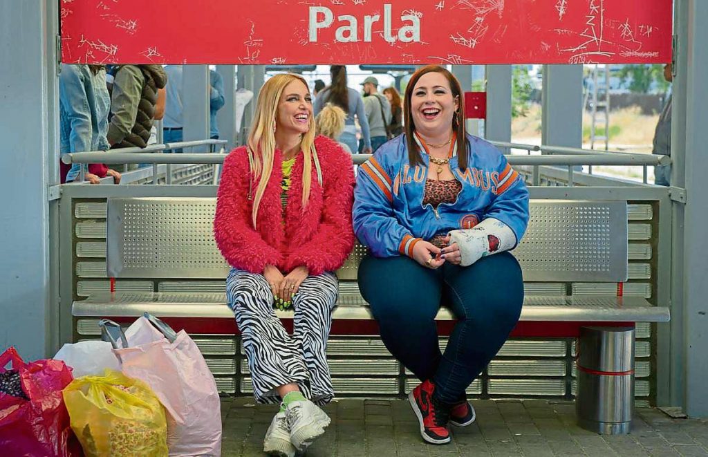 Por qué la serie 'Por H o por B' es perfecta para este verano