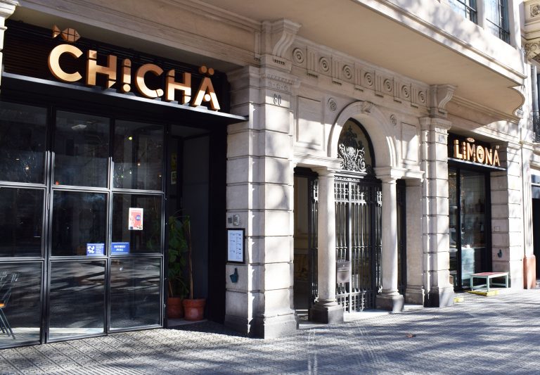 Descubrimos el Chicha Limona de Barcelona, un restaurante que te recordará a un concesionario de coche
