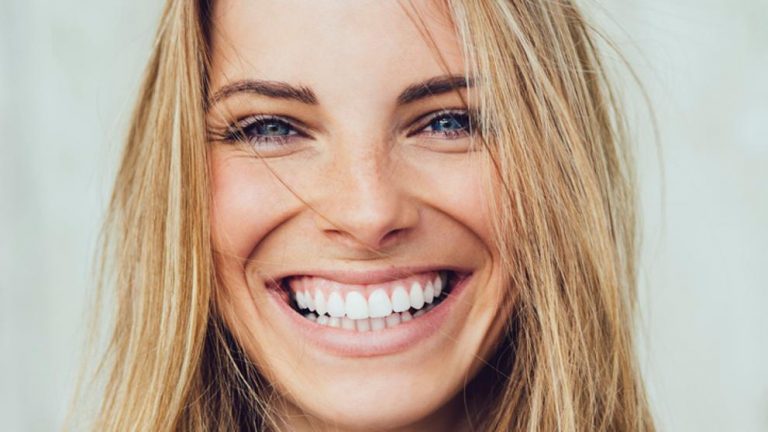 Estudio revela que el acto de sonreír engaña a la mente para que sea más positiva