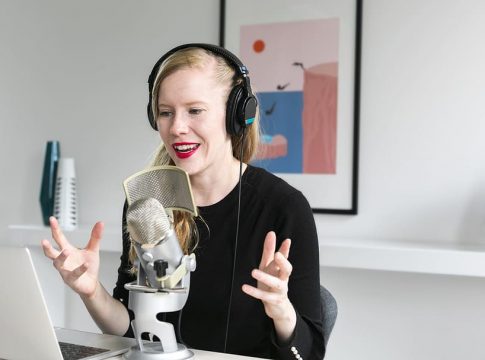 women-business-happy-professional Qué es un podcast