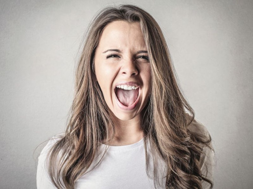joven recitando groserías