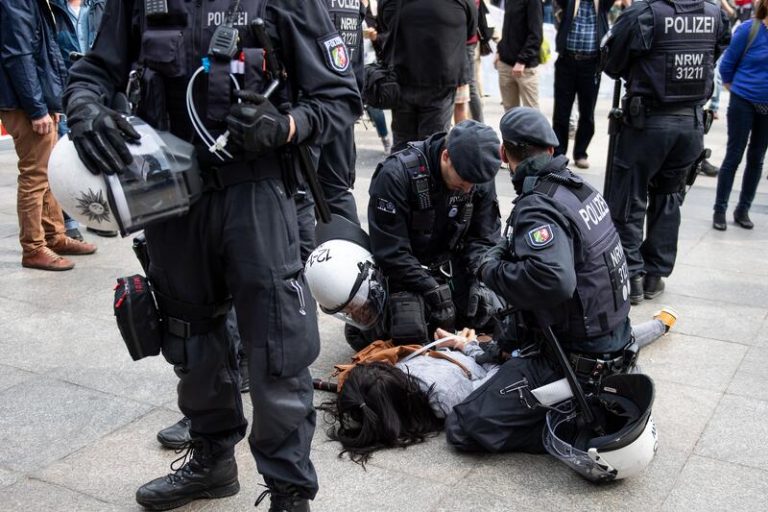 Aficionados del Colonia se muestran contrarios la reanudación de la Bundesliga