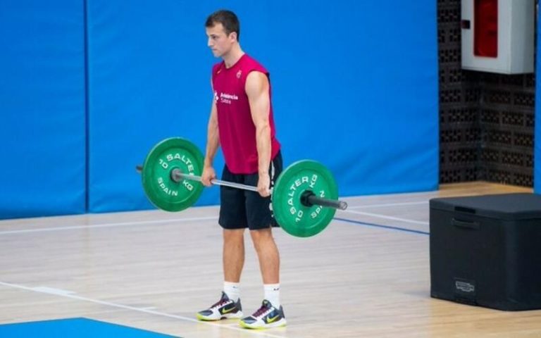 El Barça de basket se entrena y se divierte jugando a fútbol
