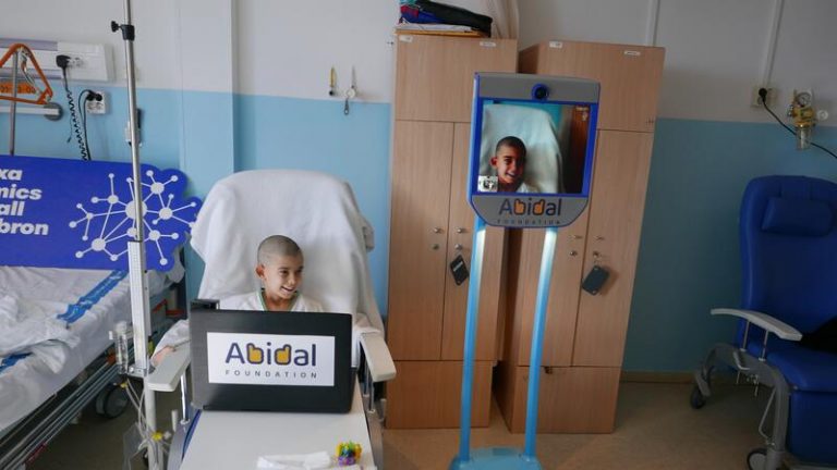 La Abidal Foundation acompaña a niños hospitalizados mediante el robot Abi22