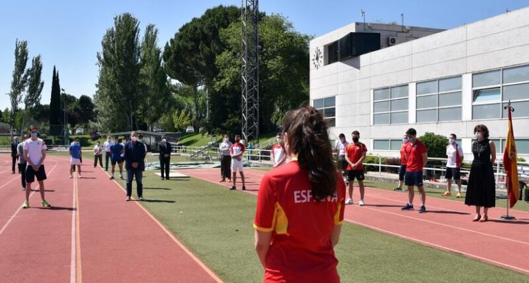 Irene Lozano preside el minuto de silencio en el CAR de Madrid por las víctimas del coronavirus