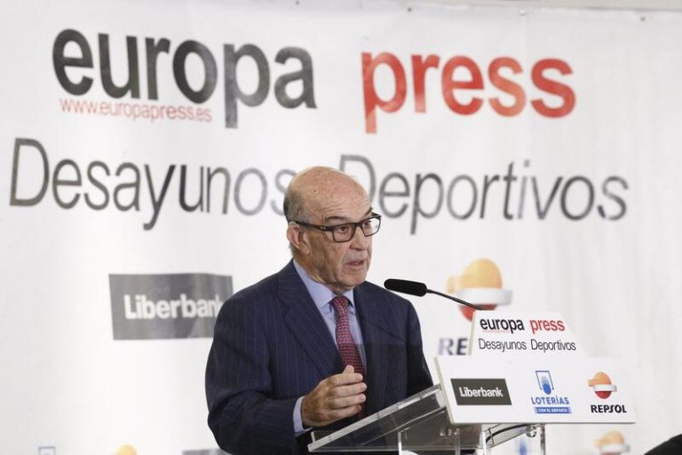 El consejero delegado de Dorna Sports,Carmelo Ezpeleta, habla sobre el mundial de motociclismo