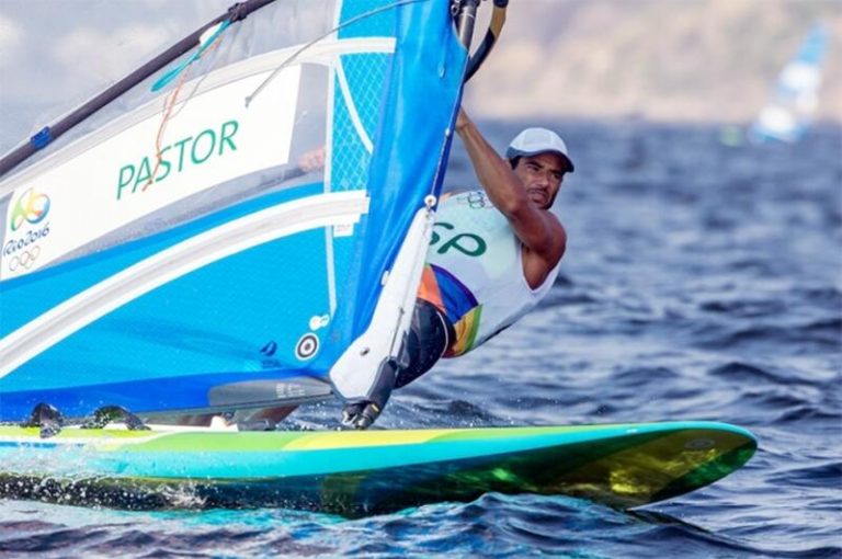 El regatista Iván Pastor se emocionó al volver a entrar al mar