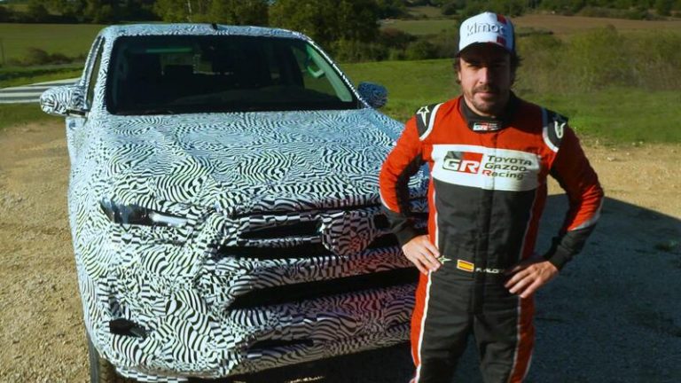 Fernando Alonso y Marc Coma probaron un prototipo del nuevo Toyota Hilux